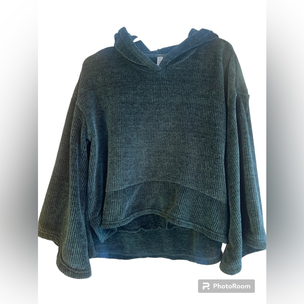 Sweat with bell sleeves